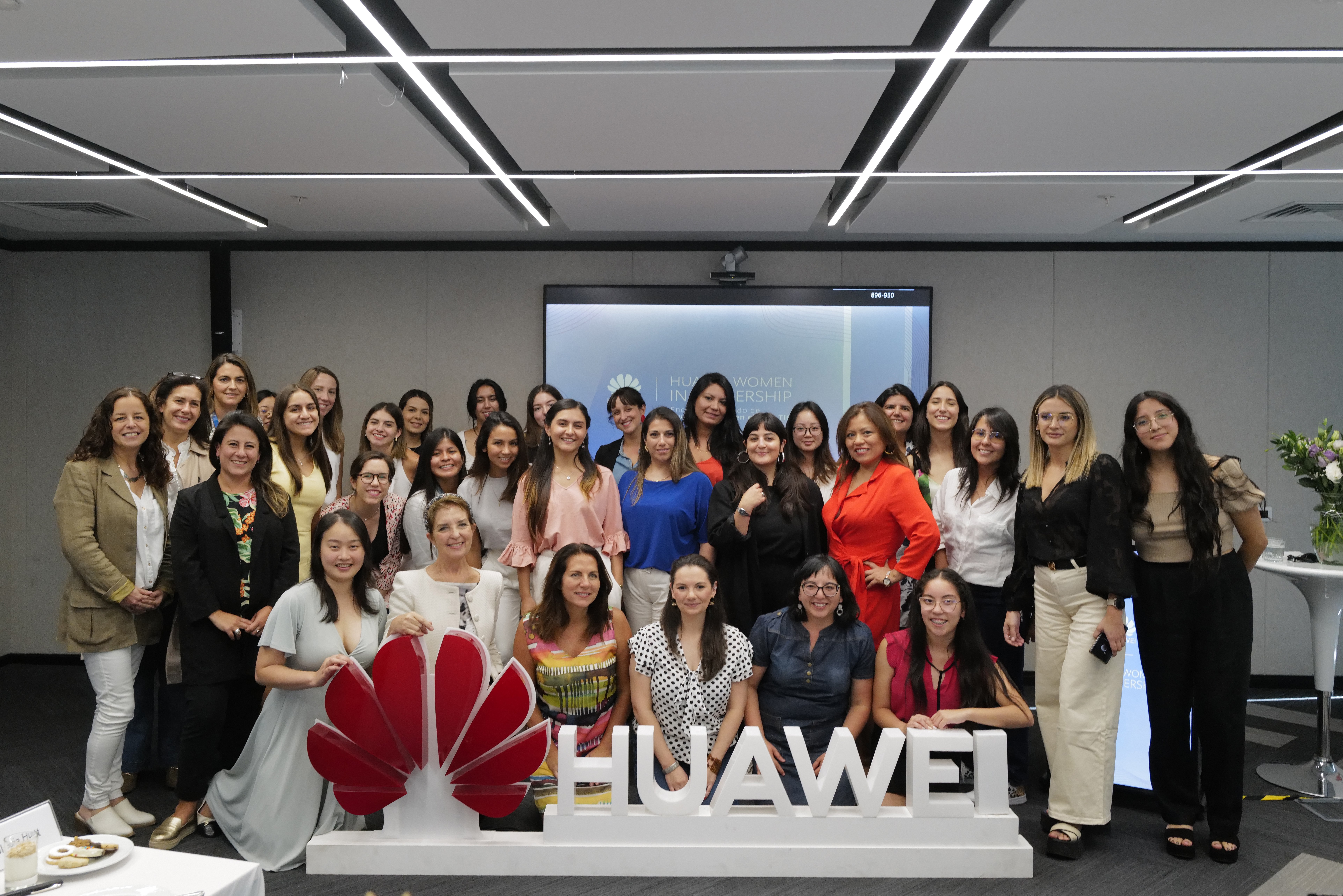 Ganadoras de InspiraTEC 2022 participaron en el encuentro “Women in Leadership” de Huawei